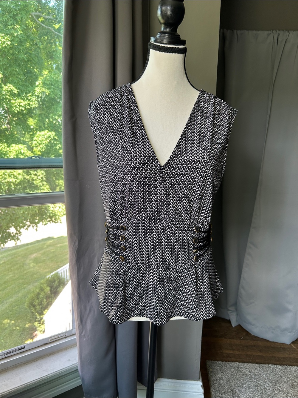 White House Black Market Black and White Sleeveless V-Neck Peplum Top